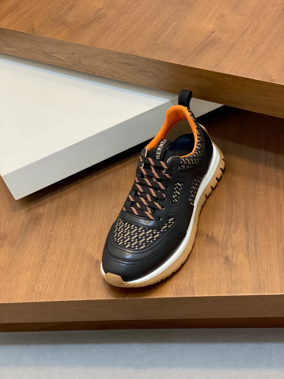 Men's shoes 💰860 Hermès/Hermès official GRAMME men's sports and running casual shoes. Made of jacquard calfskin technical fabric combination. The smooth lines of the upper highlight the sports fashion style. HERMES special jacquard webbing. The outsole is made of foam shock absorption and EVA injection bottom sheet. It is a double-layer hand-made combination. The whole shoe is very comfortable, light and extremely stable after being put on. Casual and simple style. Men's shoes 39 40 41 42 43 44